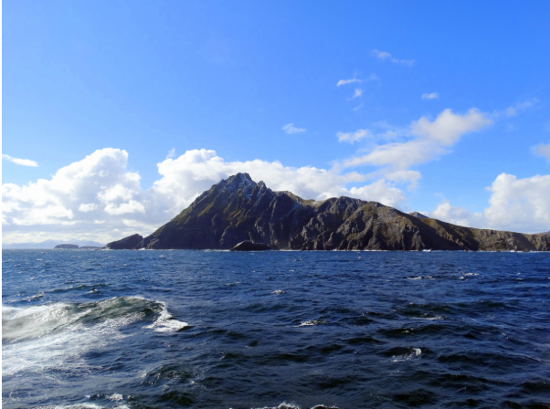 Le Cap Horn, le cap sud de l'archipel de la Terre de Feu, est situé à 56 degrés latitude sud, ce qui rend la navigation autour du cap particulièrement difficile